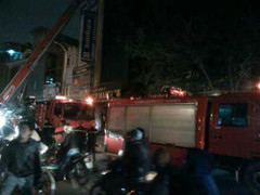 Lửa thiêu rụi quán massage 7 tầng, cả khu phố náo loạn