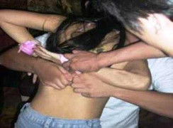 Dân vây bắt hai 'yêu râu xanh' hiếp dâm phụ nữ bán vé số