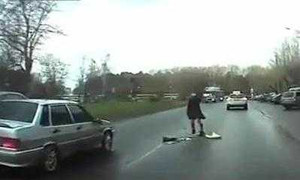 Bị ôtô đâm tung người mà không hề hấn gì