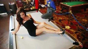 Lác mắt xem cơ thủ Venom trổ tài với 'chân dài'