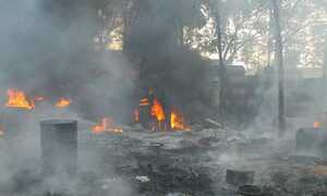 Nổ hàng trăm thùng phuy kho phế liệu, dân tháo chạy khỏi nhà