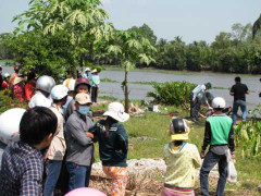 Ba mẹ con chết dưới sông Vàm Cỏ Tây