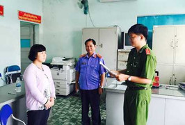 Bắt 3 nghi can buôn lậu iPhone qua cửa khẩu Tân Sơn Nhất