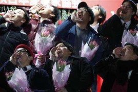 Đàn ông Nhật Bản bạo dạn nói lời yêu trong lễ hội 'Ngày chồng yêu vợ'