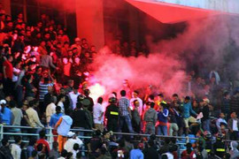 CĐV Hải Phòng đốt pháo sáng ngay tại Đà Nẵng