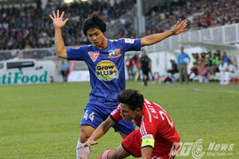 Công Phượng vỗ tay khi đối thủ nhận thẻ đỏ