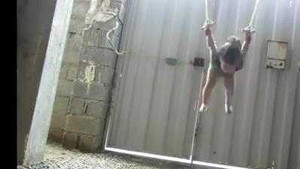 Khó tin cảnh em bé nhào lộn cực đỉnh trên cao