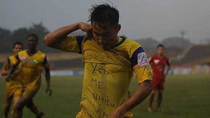 'Em họ Văn Quyến' dành tặng bàn thắng cho mẹ