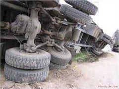 Tấp vào lề đường, container lăn kềnh xuống mương nước