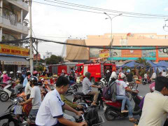 Cháy chợ giữa TP.HCM, hàng trăm tiểu thương hoảng loạn