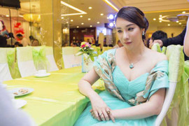 Hồ Quỳnh Hương hát cùng dàn sao Hollywood