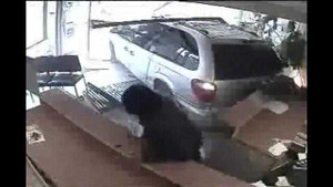 Clip: Ôtô lao điên cuồng đâm thủng tường ngân hàng