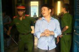 Kẻ cuồng sát đâm trọng thương cặp vợ chồng giữa bàn nhậu