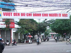 Kiểm điểm vụ băng rôn 'Vượt đèn đỏ chỉ dành cho người ít học'