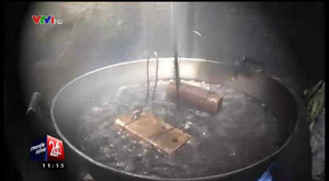 Rụng rời xem chế biến bánh quẩy bằng chảo dầu đen kịt