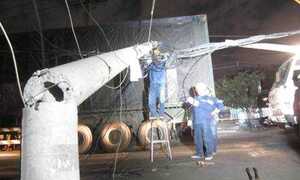 Container húc gãy cột điện trong đêm