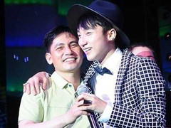 Bố Sơn Tùng rơi nước mắt khi nghe con hát