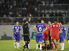 Xem cầu thủ V-League chơi kung fu nguy hiểm