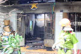 Cứu bà cụ 73 tuổi trong ngôi nhà cháy dữ dội