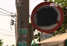 TP.HCM: Hàng loạt biển báo bị bôi đen, xe quá tải lộng hành