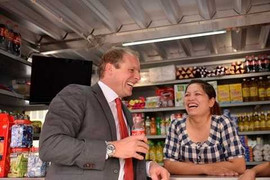 Người lao động vui với nguồn nước tinh lọc miễn phí