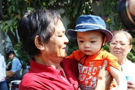 Bé trai bị bỏ rơi trên taxi chính thức được trao về gia đình