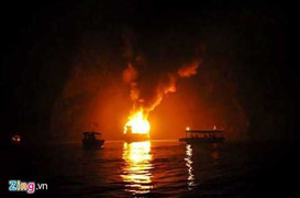 Tàu chở du khách nước ngoài cháy dữ dội trên Vịnh Hạ Long