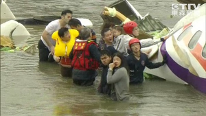 Video: Toàn cảnh vụ máy bay rơi xuống sông ở Đài Loan