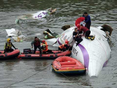 Máy bay chở 53 người rơi xuống sông ở Đài Loan