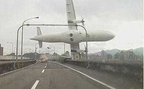 Clip: Khoảnh khắc kinh hoàng máy bay đâm xuống sông như phim thảm họa