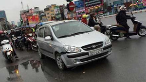 Bà bầu bị ô tô húc văng xuống đường giữa trời mưa rét