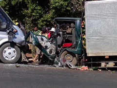 Xe khách đối đầu ôtô tải, 6 người nguy kịch