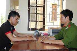 Cướp bất thành, bạn bị bắt, nam sinh ra đầu thú