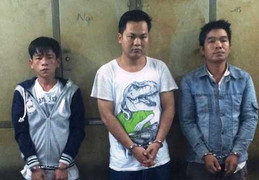 Băng cướp liều lĩnh xông vào quán nhậu khống chế người cướp tài sản