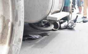 Hai mẹ con thương vong dưới gầm xe container