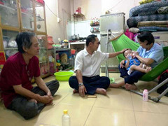 Bé trai bị bỏ rơi trên taxi sốt cao phải đưa vào viện