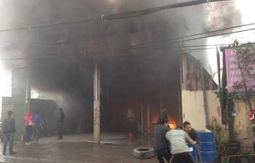 Cháy dữ dội ở gara, công nhân hốt hoảng di chuyển ô tô ra ngoài