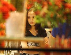 Diễm Hương để mặt mộc đi xe máy mua hoa trưng Tết sau sinh