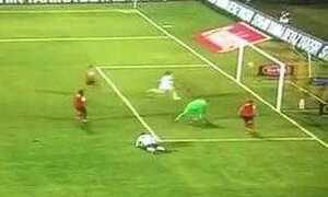 Pha làm bàn bằng mông hài hước nhất lịch sử bóng đá