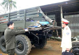 Xe khách tông vào xe quân sự, 9 người thương vong