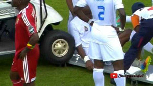 Clip: Xe cứu thương đâm vào cầu thủ trên sân bóng