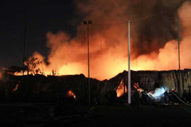 Kho chứa đồ nội thất cháy đỏ trời, gần 370 người ứng cứu