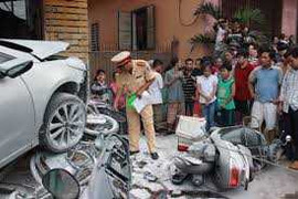 Cả dãy phố náo loạn vì 'xe điên' đâm liên hoàn