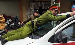 Clip: Cảnh sát nhảy lên nắp capo chặn taxi