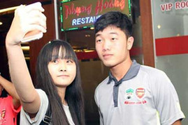 Chờ đợi hàng giờ, fan nữ Cần Thơ phát cuồng vì Công Phượng, Xuân Trường