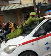 Tài xế hất thiếu úy công an lên nắp capo khai gì?