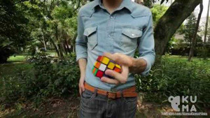 Chơi rubik một tay nhanh chóng mặt