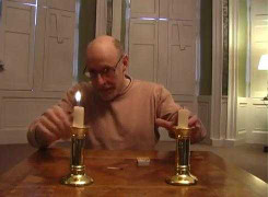 Bí mật không ngờ trong màn ảo thuật ngọn lửa và cây nến