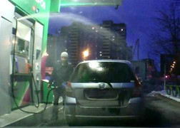 Clip: Xăng phun như mưa ở trạm xăng