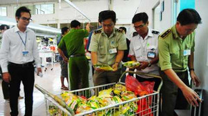 Hàng ngàn công nhân ‘té ngửa’ phát hiện quà tết là hàng giả